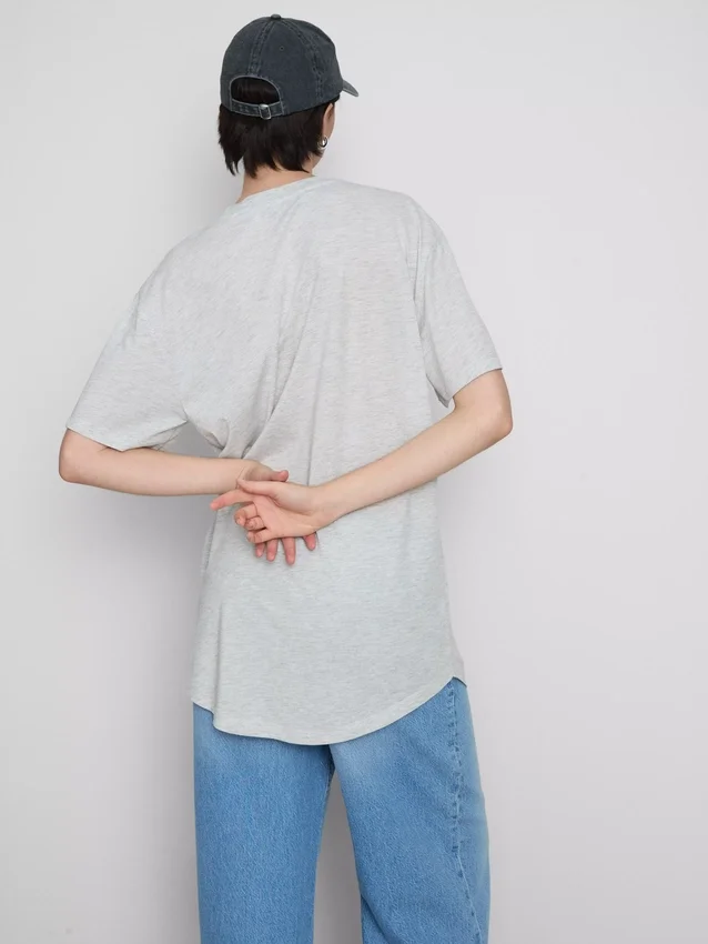 T-shirt med påsyet lomme og lang pasform