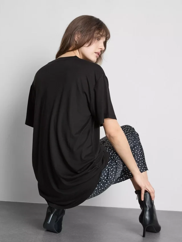 T-shirt med påsyet lomme og lang pasform
