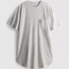 T-shirt med påsyet lomme og lang pasform