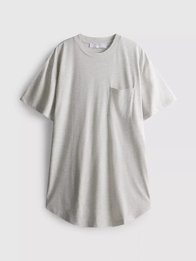 T-shirt med påsyet lomme og lang pasform