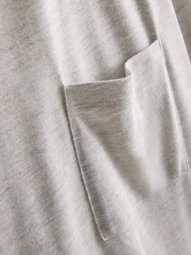 T-shirt med påsyet lomme og lang pasform