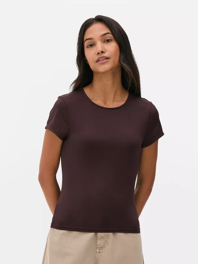 T-shirt med rund hals, der sidder som et ekstra lag hud
