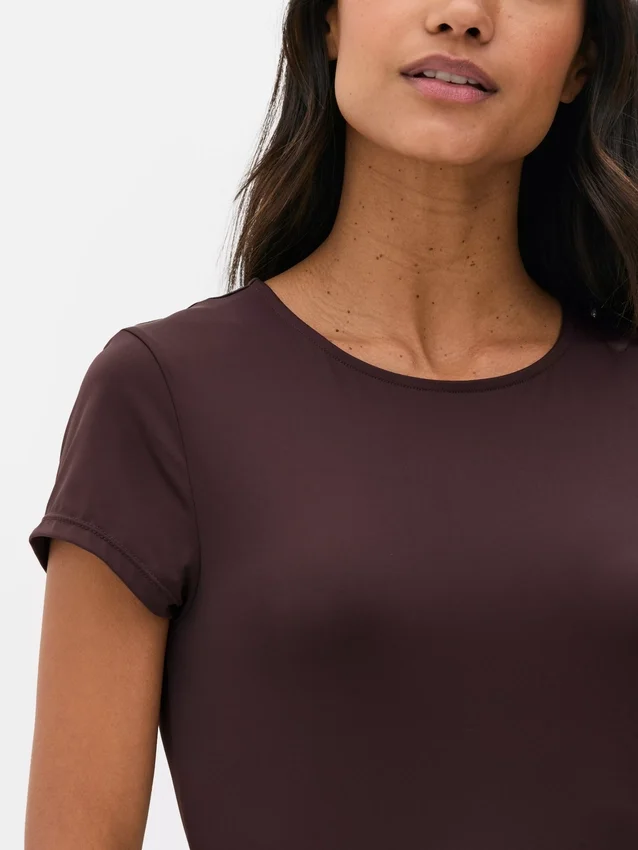 T-shirt med rund hals, der sidder som et ekstra lag hud