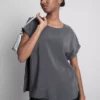 T-shirt med rund halsudskæring og rullede ærmer