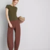 T-shirt med tætsiddende kapærmer