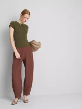 T-shirt med tætsiddende kapærmer