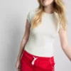 T-shirt med tætsiddende kapærmer