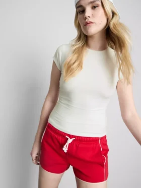 T-shirt med tætsiddende kapærmer