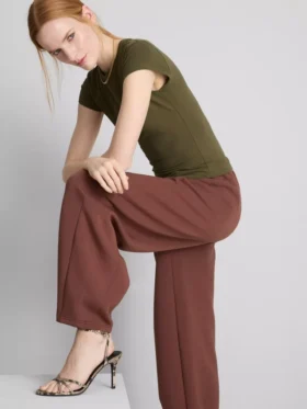 T-shirt med tætsiddende kapærmer