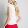 T-shirt med tætsiddende kapærmer