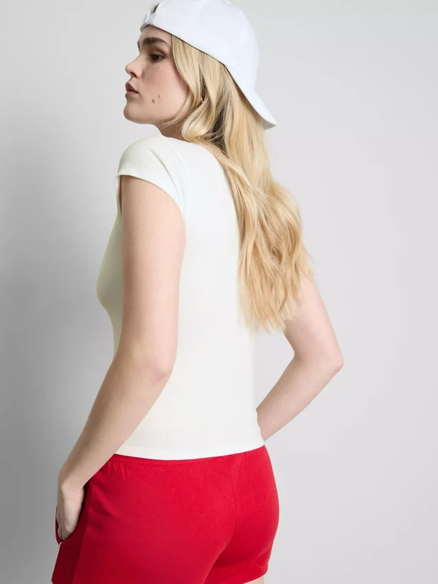 T-shirt med tætsiddende kapærmer
