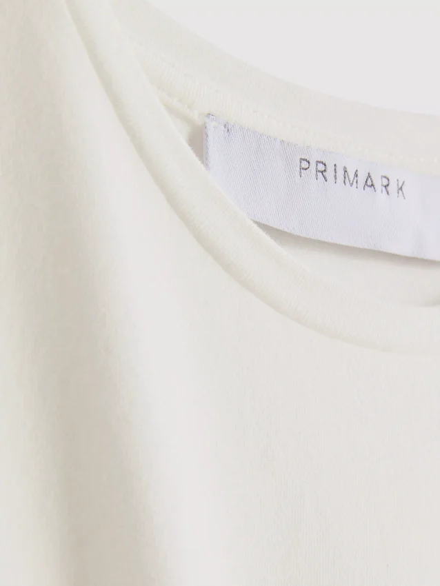 T-shirt med tætsiddende kapærmer