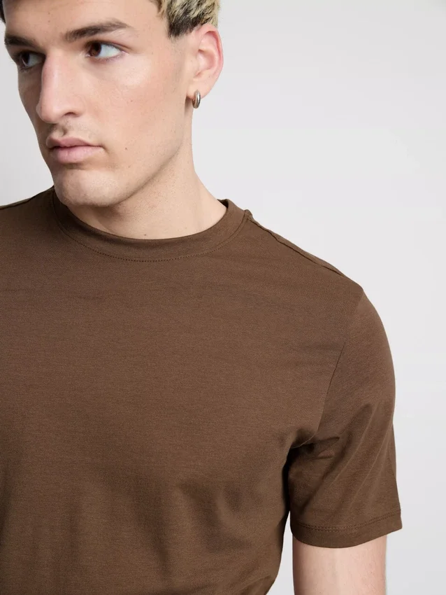 T-shirt med tætsiddende pasform og stretch