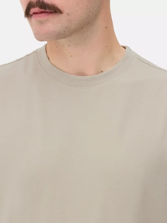 T-shirt med tætsiddende pasform og stretch