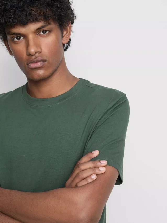 T-shirt med tætsiddende pasform og stretch