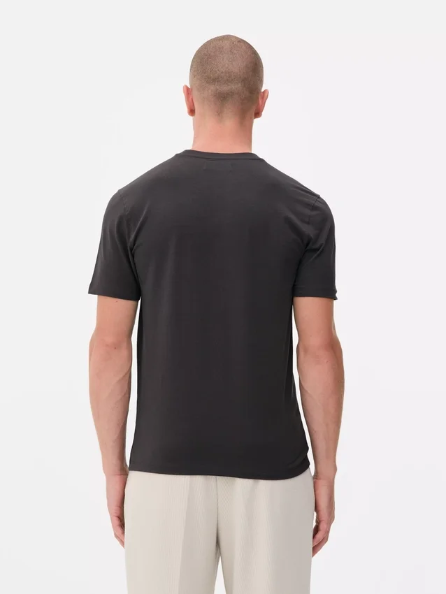 T-shirt med tætsiddende pasform og stretch