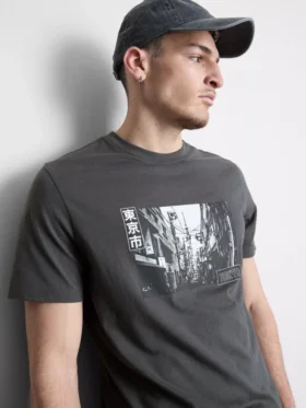 T-shirt med Tokyo-gade-grafik