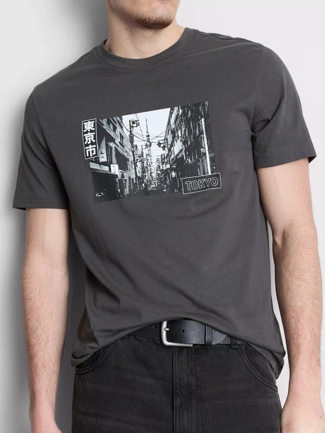 T-shirt med Tokyo-gade-grafik