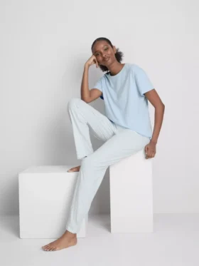 T-shirt og pyjamasser med stribet underdel