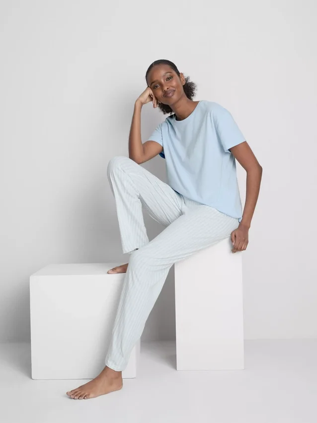 T-shirt og pyjamasser med stribet underdel