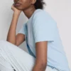 T-shirt og pyjamasser med stribet underdel
