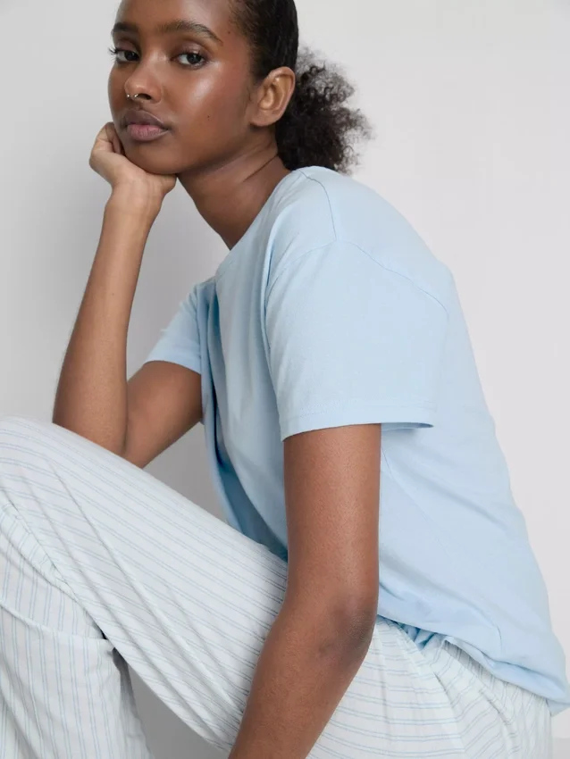 T-shirt og pyjamasser med stribet underdel