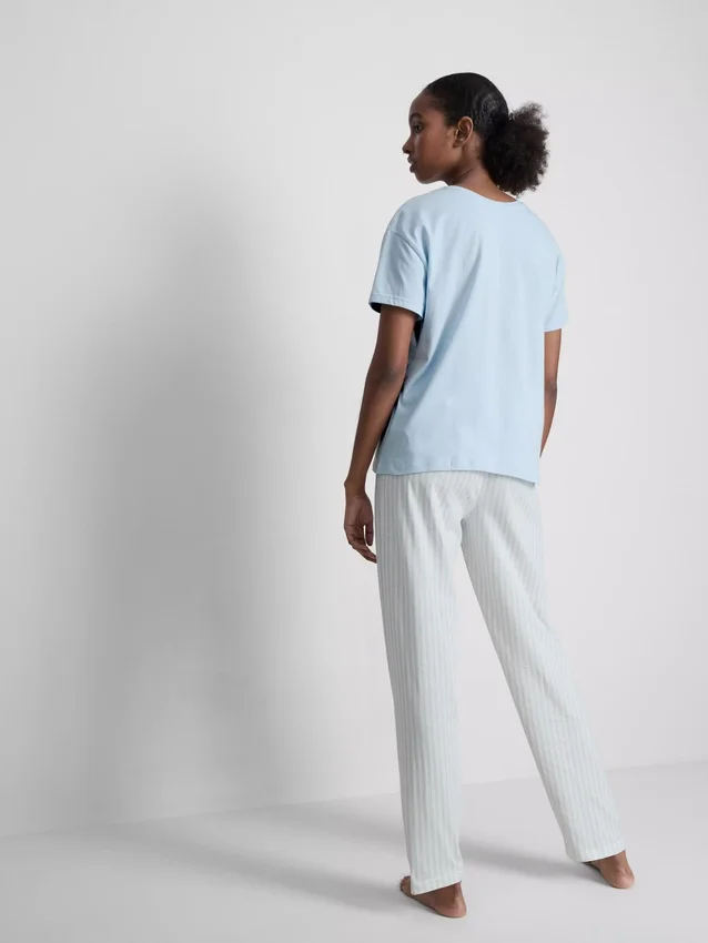 T-shirt og pyjamasser med stribet underdel