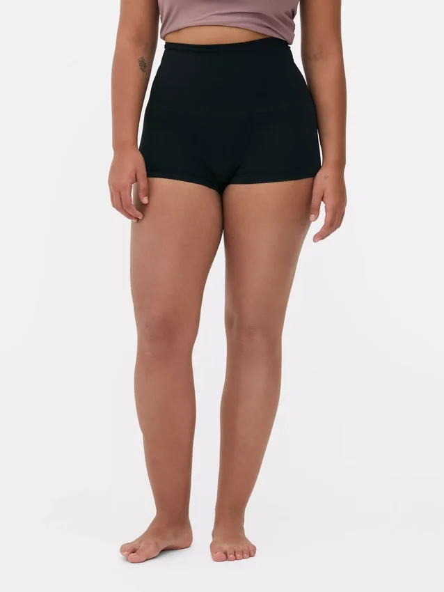 Taljeformende shorts