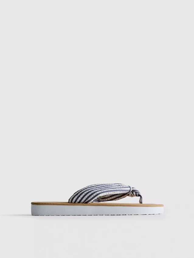 Tanga-sandaler med knude-detalje