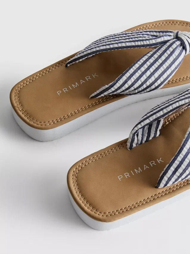Tanga-sandaler med knude-detalje