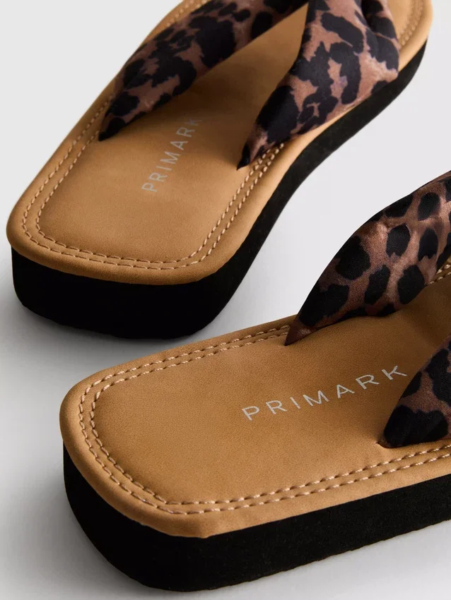 Tanga-sandaler med knude-detalje