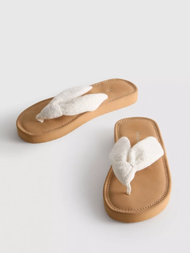 Tanga-sandaler med knude-detalje