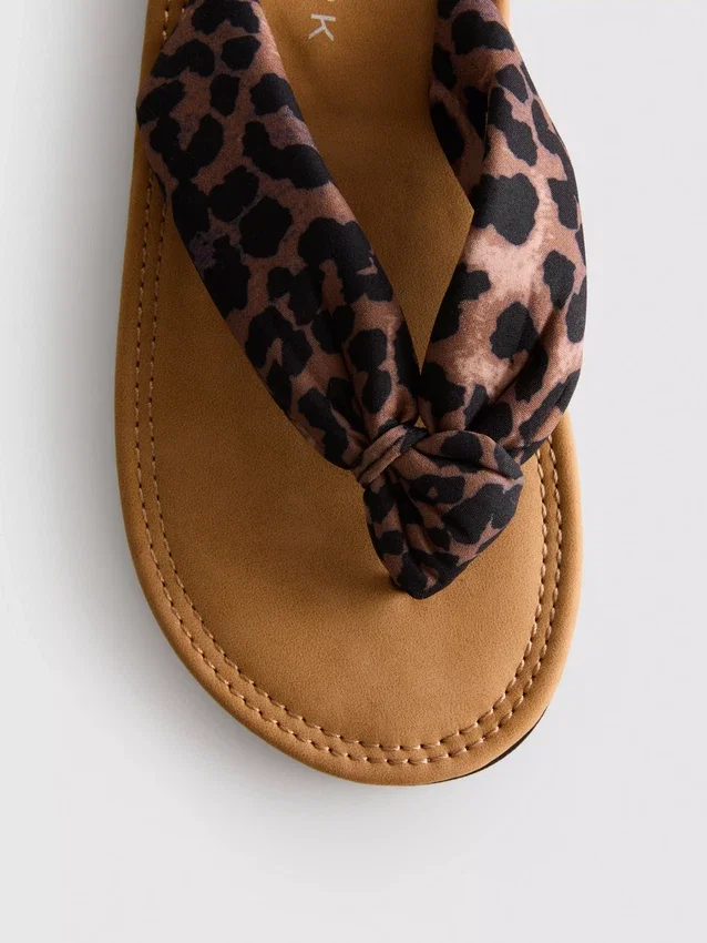 Tanga-sandaler med knude-detalje