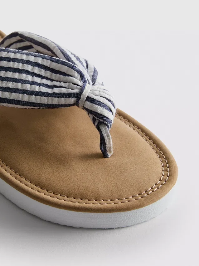 Tanga-sandaler med knude-detalje