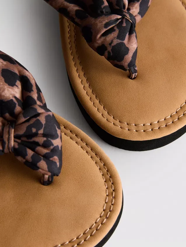 Tanga-sandaler med knude-detalje