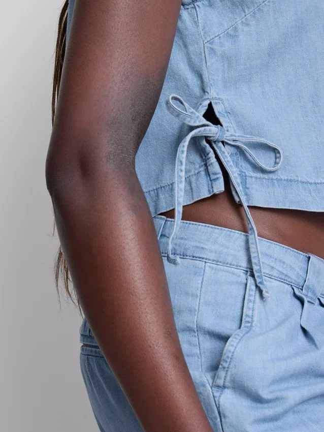 Tanktop i bomuldsdenim med bindebånd i siden
