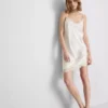 The Edit asymmetrisk slipkjole i satinblonder