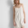 The Edit asymmetrisk slipkjole i satinblonder