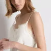 The Edit asymmetrisk slipkjole i satinblonder