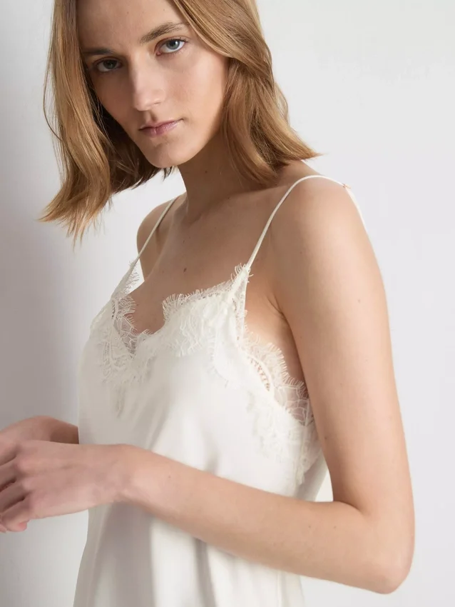 The Edit asymmetrisk slipkjole i satinblonder