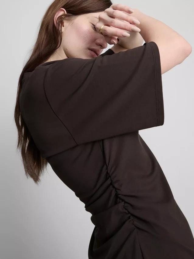 The Edit asymmetrisk T-shirt med rynker