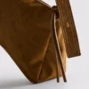 The Edit-crossbody-taske i ruskind med foldet top