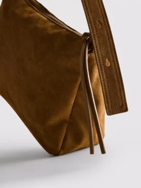 The Edit-crossbody-taske i ruskind med foldet top