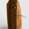 The Edit-crossbody-taske i ruskind med foldet top