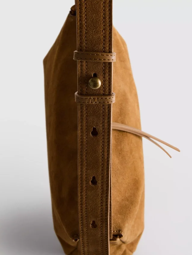 The Edit-crossbody-taske i ruskind med foldet top