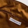 The Edit-crossbody-taske i ruskind med foldet top