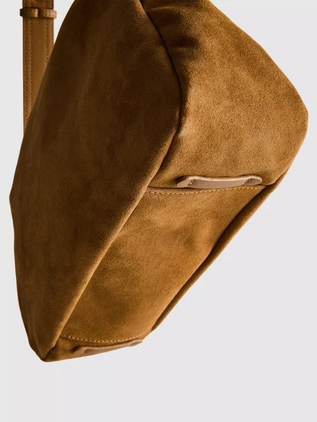 The Edit-crossbody-taske i ruskind med foldet top