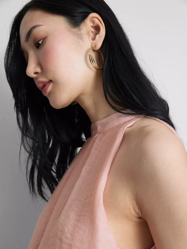 The Edit draperet halterneck-bluse med luftig pasform