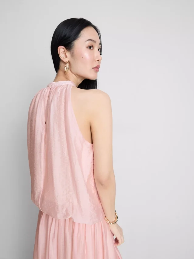 The Edit draperet halterneck-bluse med luftig pasform