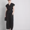 The Edit-linnebluse med V-udskæring og krydsning
